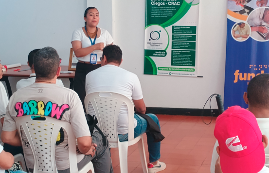 Participantes de la jornada conmemorativa del Día Mundial del Bastón Blanco en Barranquilla reciben una orientación sobre inclusión, derechos y participación de las personas con discapacidad visual, durante una actividad articulada entre el INCI, FUNDAVE y el CRAC.