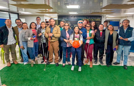 Participantes, invitados y asistentes a la apertura del Noveno Festival de Cine para Ciegos posan en el Centro Cultural del INCI; varias personas sostienen bastones blancos y, en el centro, una participante sostiene un balón sonoro.