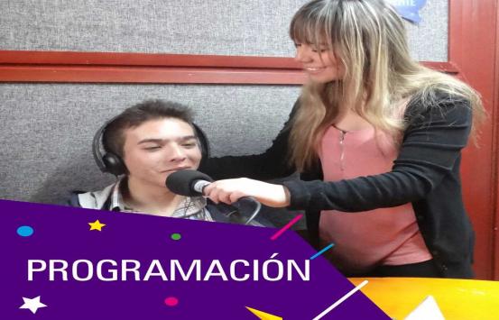 banner de Adiana Pardo, productora de INCIRadio, ajustando el micrófono de uno de los reporteros voluntarios de la emisora