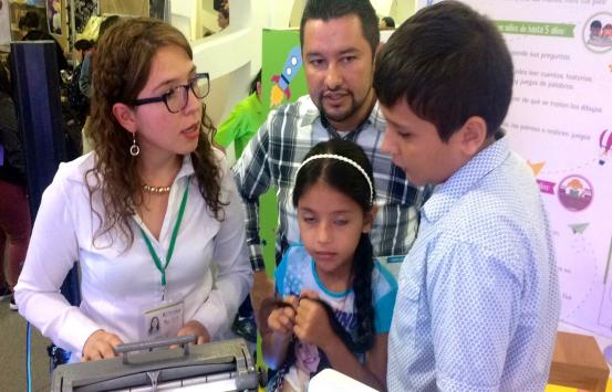 Sandra Castro, coordinadora de la tienda INCI atendiendo a población con discapacidad visual