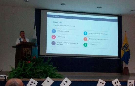 Dr. Carlos Parra Dussan durante su exposición en el Congreso Internacional de Retos Curriculares e Innovación