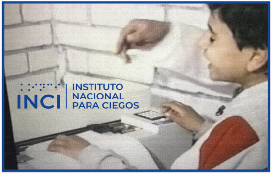Imagen de Alejandro Pabón de niño conociendo la impresora braille
