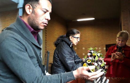 Fotografía Persona con discapacidad visual interactuando 