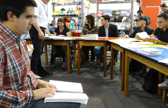 Personas con discapacidad visual dando un taller de braille