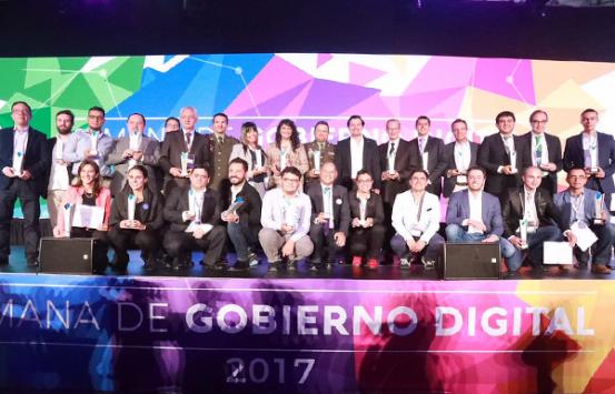 Foto en tarima de galardonados Premios índigo 2017