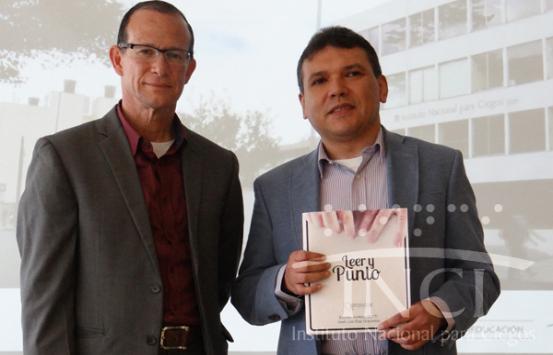 Carlos Parra Dussan, Director General Instituto Nacional para Ciegos - INCI y Enrique King Coordinador de la Biblioteca