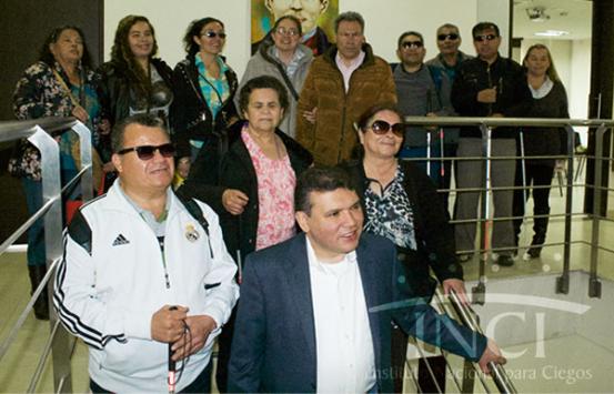 Doctor Carlos Parra Dussan, Acompañado de personas con discapacidad visual
