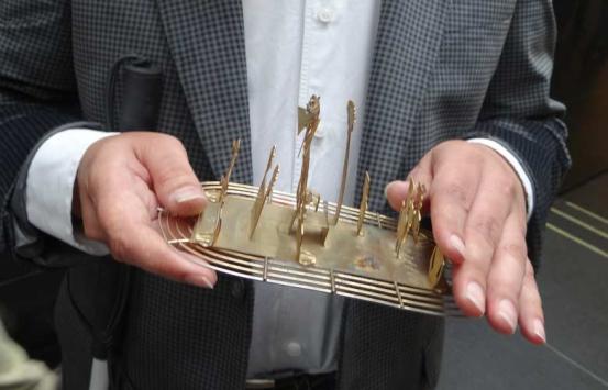 Personas con discapacidad visual, Manipulando una replica de artesanía indígena