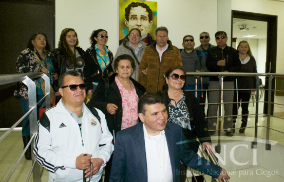 Director Carlos Parra Dussan con asistentes a la película "El Embajador de La India"