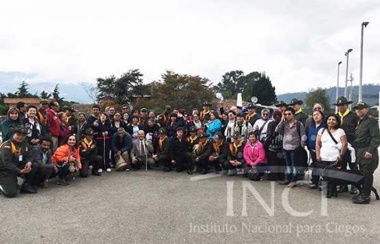 Foto grupal de los asistentes a la visita cultural a la Escuela de Carabineros ‘Alfonso López Pumarejo’ en Facatativá, municipio de Cundinamarca.