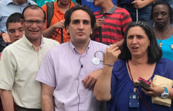 Enrique King, coordinador de la Biblioteca Virtual para Ciegos, Pablo Lecuona, director de Toxicología y Milena Londoño, auxiliar de servicios culturales para la discapacidad de la Biblioteca Comfanfi