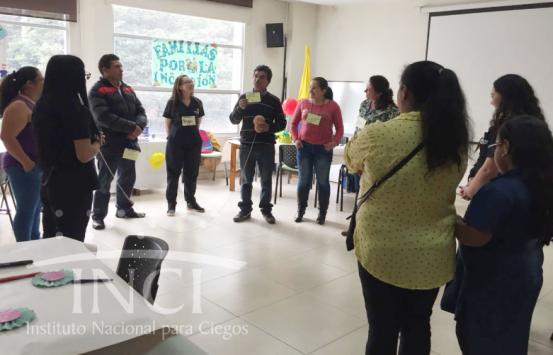 Fotografía del evento, padres reunidos haciendo mesa redonda