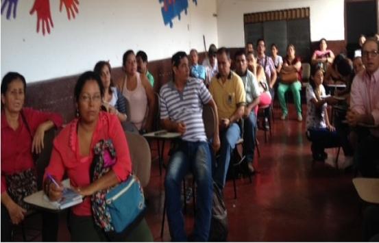 La foto muestra a padres de familia y líderes con discapacidad visual reunidos en la Escuela