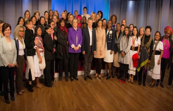 Fotografía del grupo de mujeres que acompañó al presidente Juan Manuel Santos en la Alocución Presidencial