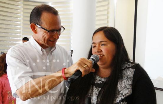 Enrique King, hablando con la ganadora del concurso el braille cuenta