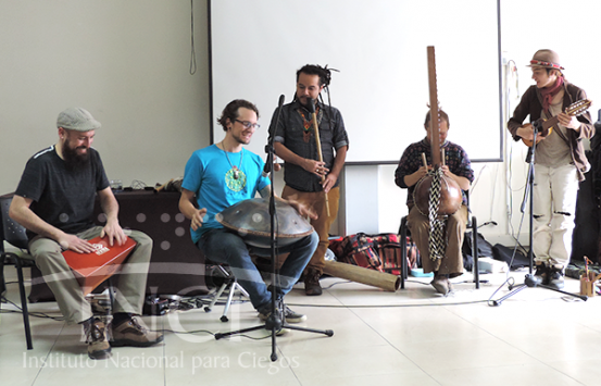 Cuatro músicos tocando instrumentos en el marco del concirto Handpan en el INCI