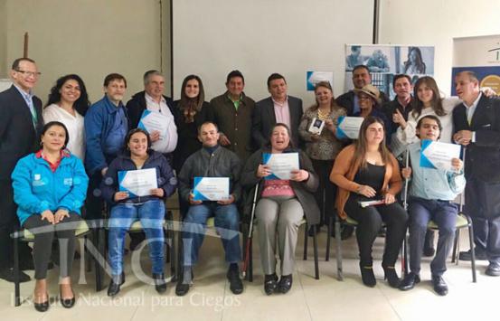 En la foto los asistentes con sus diplomas del curso “Formación para el Fortalecimiento de Capacidades Ciudadanas en la Formulación de Proyectos Comunitarios”