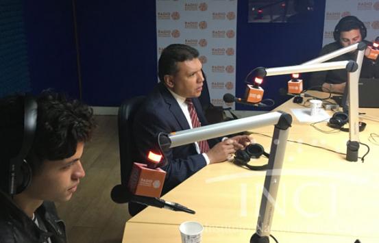 Imagen del Director del INCI, Carlos Parra Dussan en los estudios de Radio Nacional