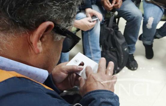 Persona con una regla para billetes
