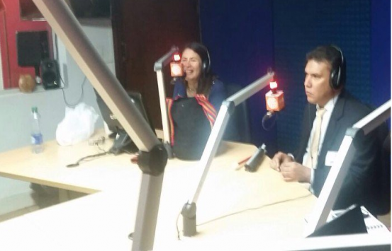 Fotografia del director del INCI en la cabina de Radio Nacional de Colombia