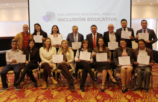 Fotografía de los representantes de las universidades junto al Dr. Carlos Parra Dussan