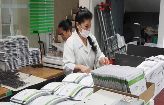 Trabajadores de la Imprenta en proceso de encuadernación