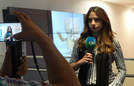 periodista de canal capital durante grabación de informe sobre la visita del inci al museo del oro