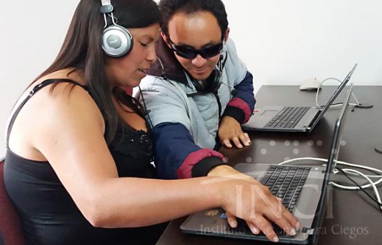 Personas ciegas interactuando con un computador