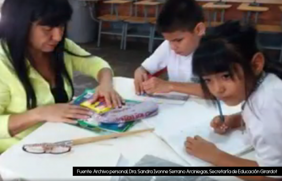 Foto de niños con discapacidad visual en compañía de su docente de apoyo