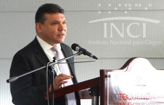 Director habla en el desayuno de empresarios