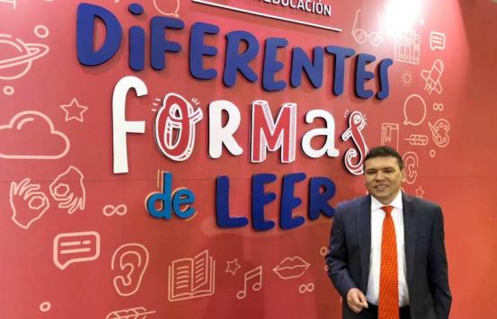 Director Carlos parra Dussan en el Stand Del MEN