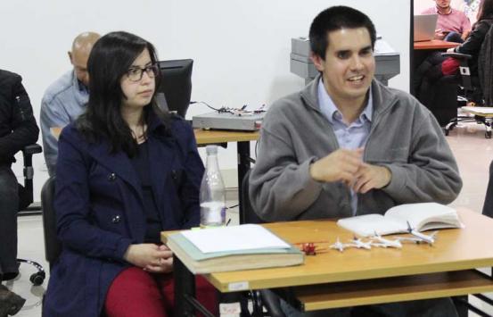 Funcionarios del centro cultural presentando los talleres