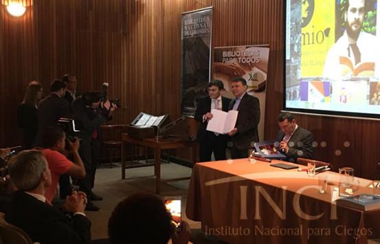 Fotografía del Director del INCI Carlos Parra Dussan en compañía de Alberto Durán, Consejero General adjunto al Presidente de Cooperación y Relaciones Institucional de la Organización Nacional de Ciegos Españoles ONCE;