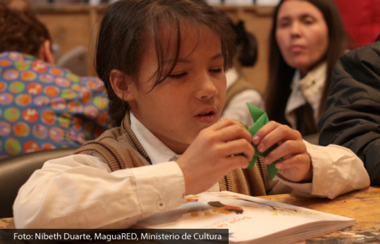 niña haciendo un origami