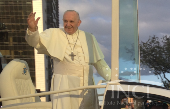 Papa Francisco recorriendo la calle 26 en Bogotá en su Papamóvil