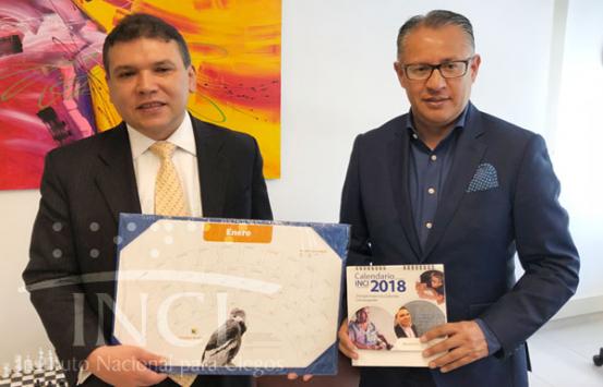Fotografía, Doctor Carlos Parra Dussan acompañado del secretario general del parlamento andino