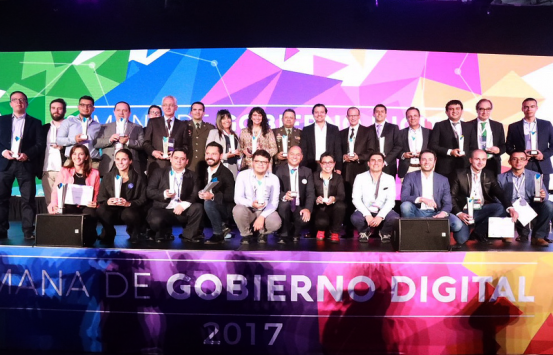 Foto en tarima de galardonados Premios índigo 2017