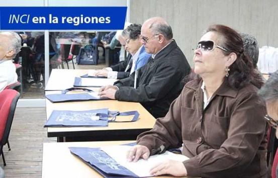 personas con discapacidad visual escuchando charla sobre accesiblidad