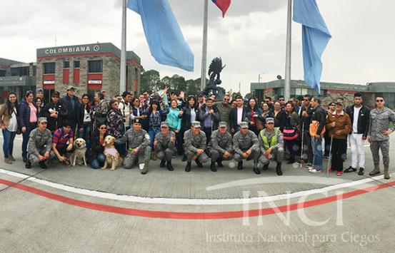 Foto de los 80 asistentes desde la base CATAM