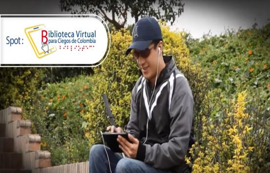 Fotografía de una persona ciega sentado en un parque con una tablet en las manos, en la esquina superior izquierda de la fotografía está el logo de la Bliblioteca Nacional para Ciegos
