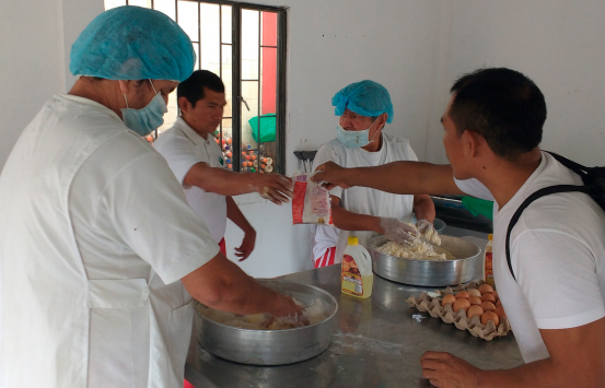 Pobación con discapacidad visual durante el taller de panadería en el Guainia