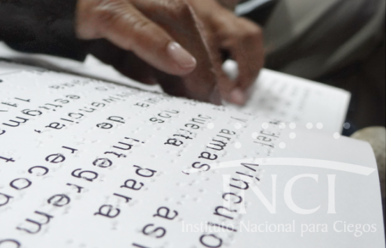manos de un hombre leyendo un texto en braille