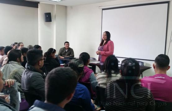 Fotografía, Directora de INCI radio hablando con los estudiantes