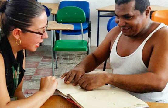 Personal de la tienda inci, enseñando productos en braille