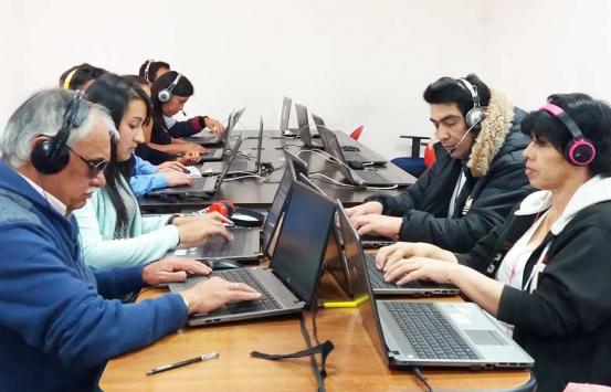 Personas con discapacidad visual en una sala de sistemas 