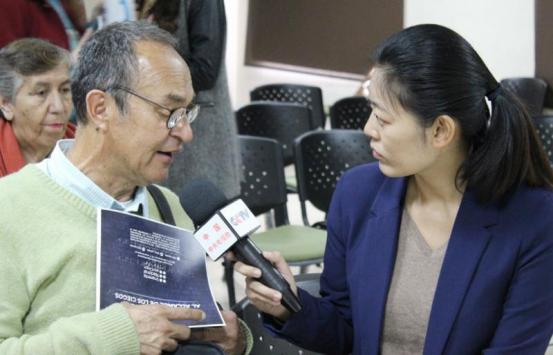 Persona con discapacidad visual siendo entrevistada