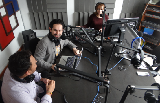 Equipo de trabajo INCIRadio en la cabina de radio