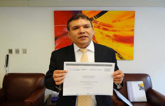 Fotografía, Doctor Carlos Parra Dussan sosteniendo su certificado del Censo