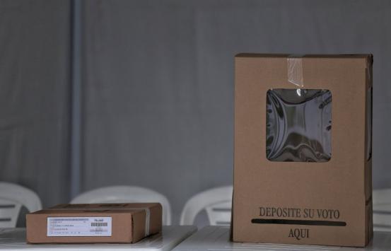 Foto, una mesa de votación con una urna donde los votantes depositan los tarjetones de votación