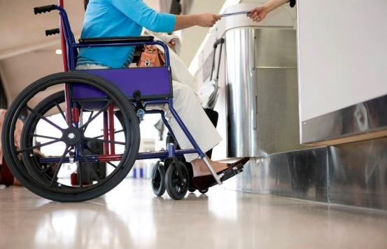 foto de una persona en silla de ruedas frente a una taquilla